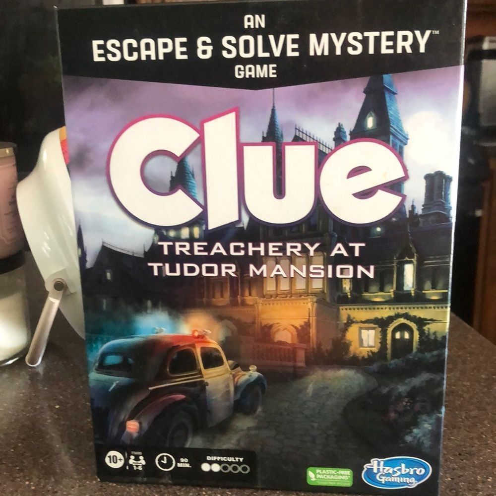 CLUE GAME TREACHERY AT TUDOR MANSION NWT